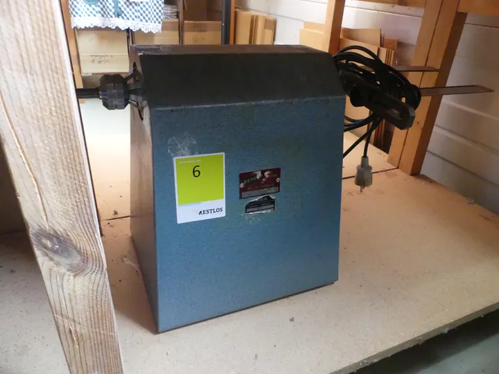 Elektrisches Gerät mit Spannfutter und Handschalter (vermutlich Präzisions-Kürz- und Längenschleifmaschine)